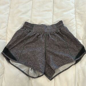 Lululemon Hotty Hot Gray Chevron shorts Low rise 4 inch